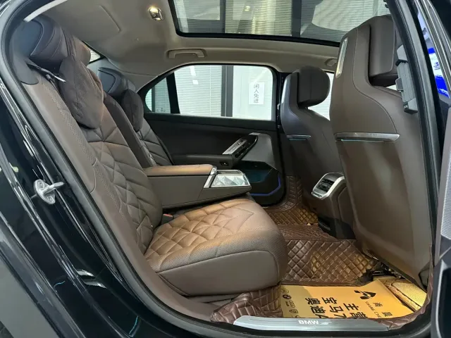 BMW BMW 7 Series 2023 Model 735Li Luxury Package — Фото автомобиля 10