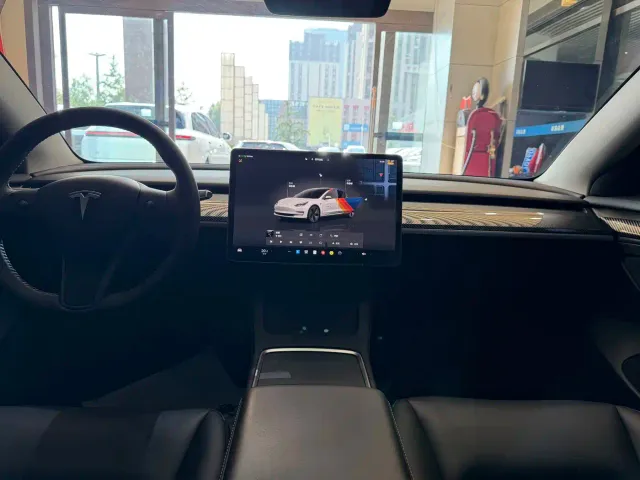 Tesla Model 3 — Фото автомобиля 4