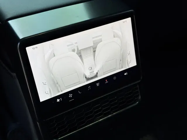 Tesla Model 3 — Фото автомобиля 10