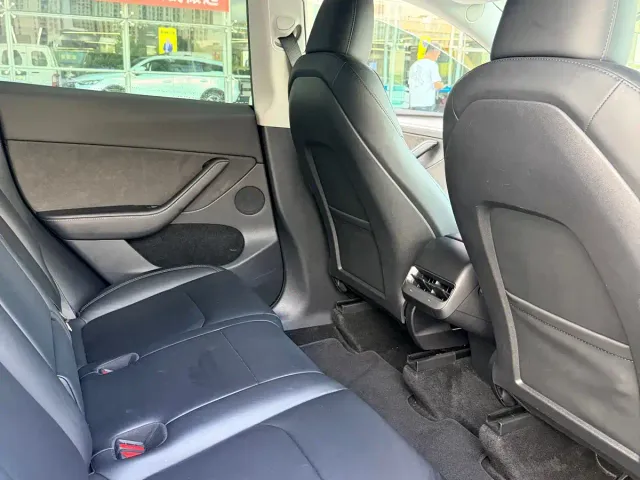 Tesla Model Y — Фото автомобиля 13