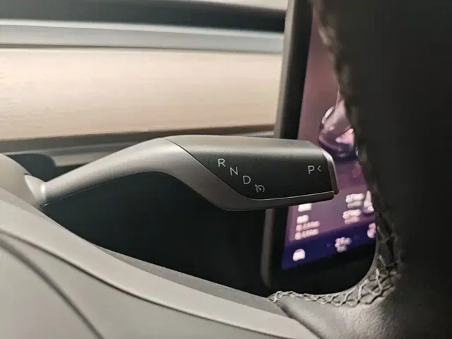 Tesla Model Y — Фото автомобиля 13