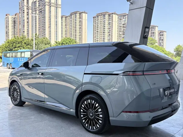 Xpeng X9 — Фото автомобиля 7