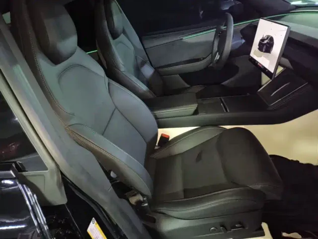 Tesla Model Y L — Фото автомобиля 24