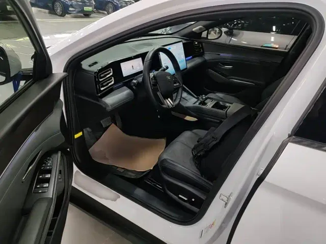 BYD Qin L — Фото автомобиля 10
