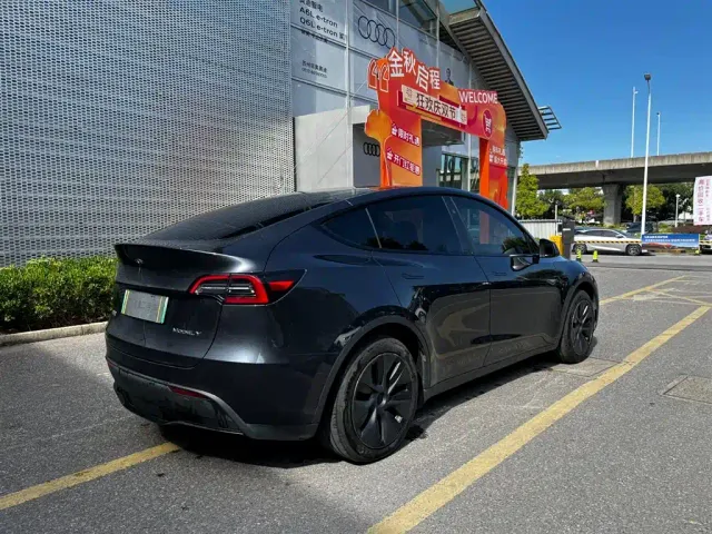Tesla Model Y — Фото автомобиля 5