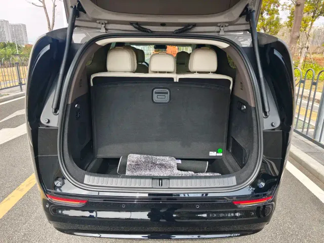 Li Auto MEGA — Фото автомобиля 14