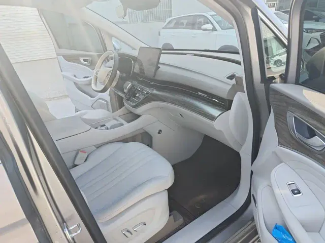 Roewe iMAX8 — Фото автомобиля 12