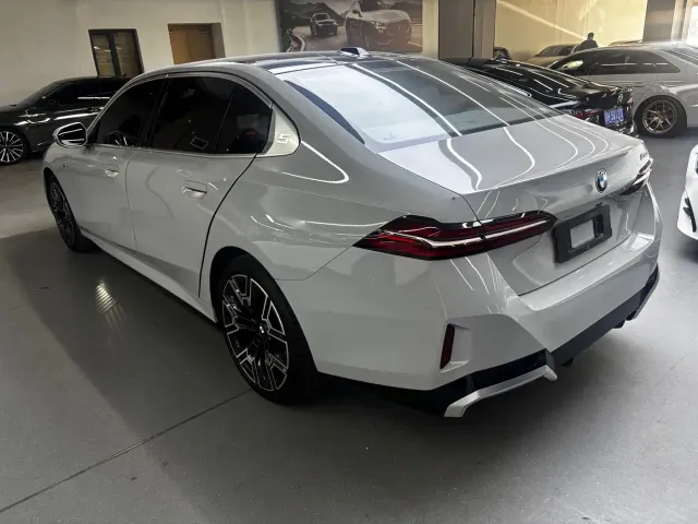 BMW 5 Series — Фото автомобиля 17