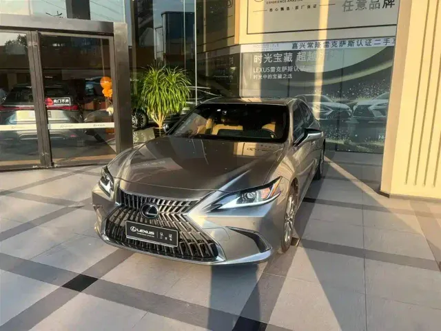 Фотография автомобиля — Lexus ES