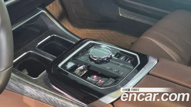 BMW 7-Series 7 серия (G70) 740i xDrive M Sport — Фото автомобиля 9