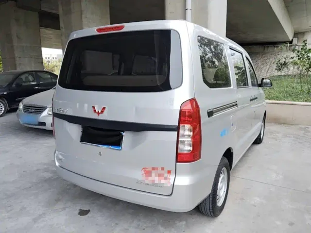Wuling Hongguang V — Фото автомобиля 6