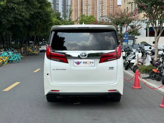 Toyota Alphard — Фото автомобиля 5