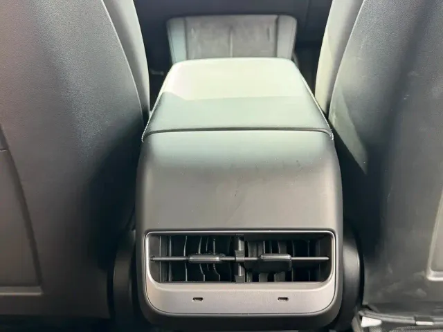 Tesla Model Y — Фото автомобиля 22