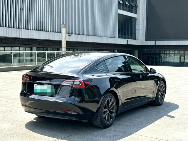 Tesla Model 3 — Фото автомобиля 9