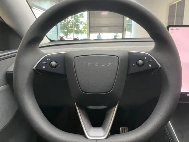 Tesla Model Y — Фото автомобиля 18