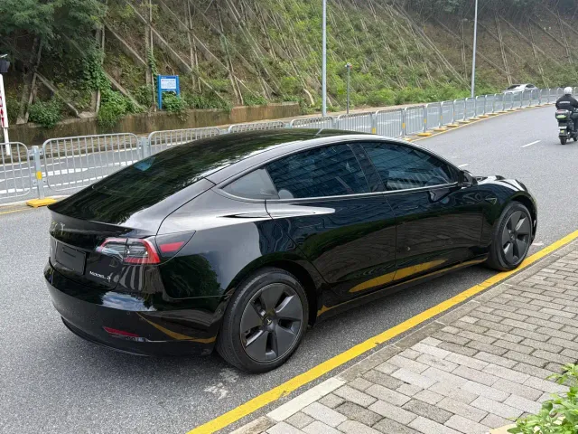Tesla Model 3 — Фото автомобиля 12
