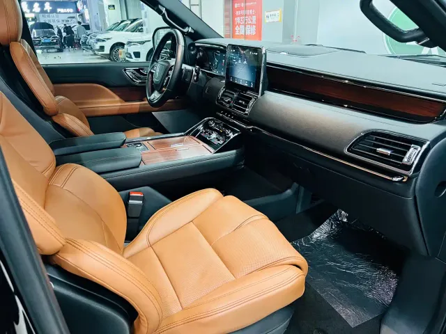 Lincoln Navigator — Фото автомобиля 6