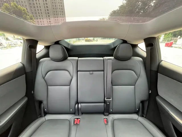 Tesla Model Y — Фото автомобиля 12
