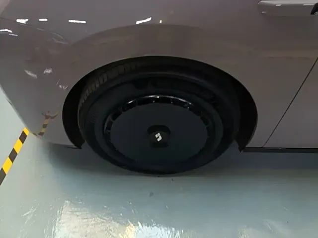 Li Auto MEGA — Фото автомобиля 22