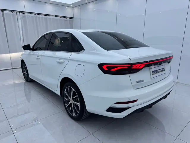 Geely Emgrand — Фото автомобиля 6