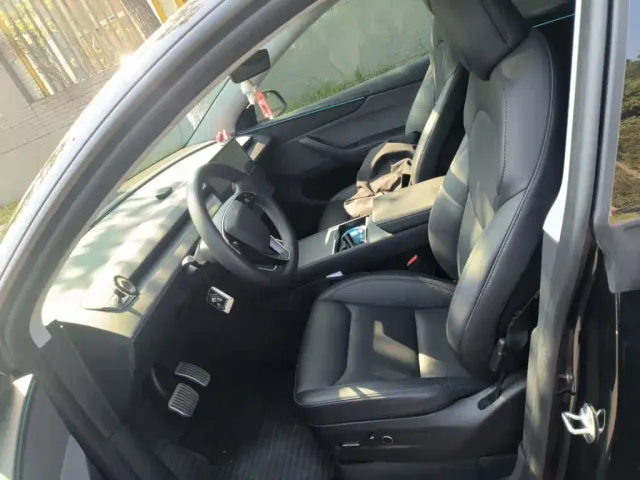 Tesla Model Y — Фото автомобиля 11
