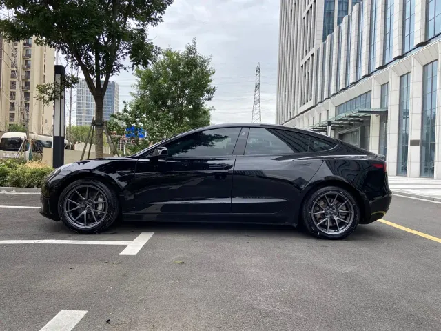 Tesla Model 3 — Фото автомобиля 2