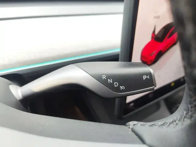 Tesla Model Y — Фото автомобиля 13