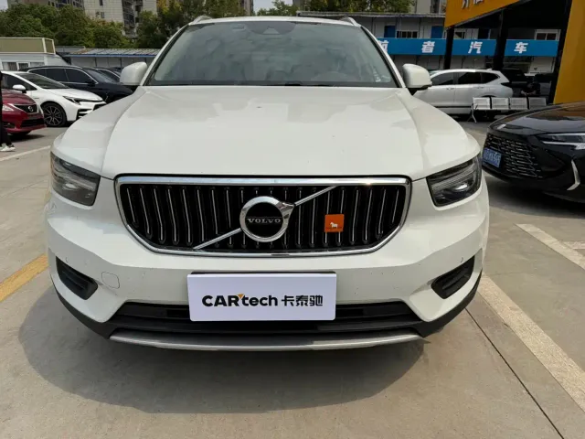 Volvo XC40 — Фото автомобиля 2