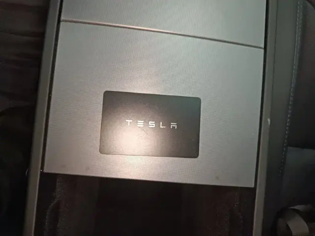 Tesla Model 3 — Фото автомобиля 8