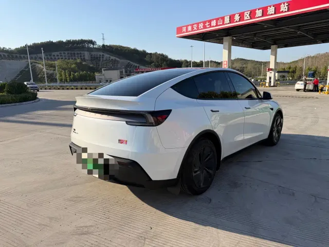Tesla Model Y — Фото автомобиля 10