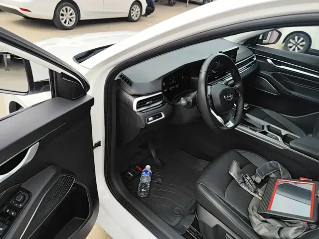 Geely Emgrand — Фото автомобиля 13
