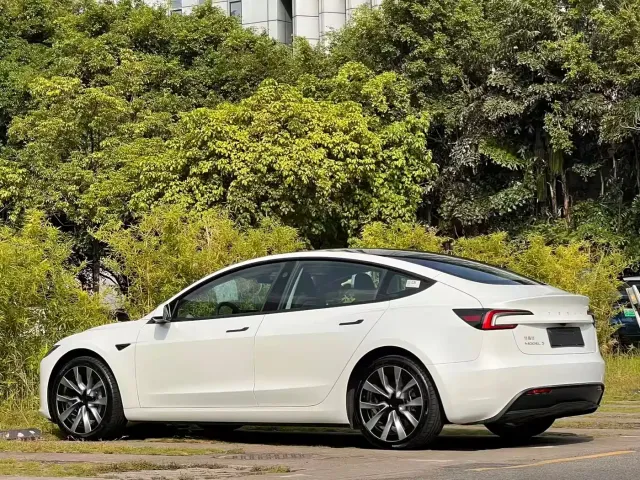 Tesla Model 3 — Фото автомобиля 5