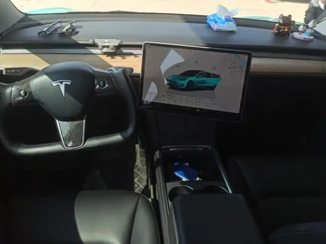 Tesla Model 3 — Фото автомобиля 12