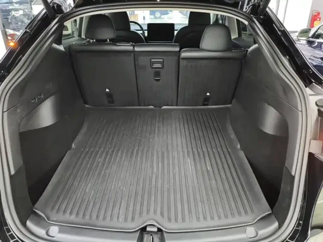 Tesla Model Y — Фото автомобиля 18