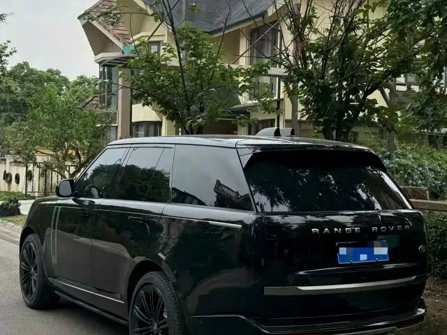 Land Rover Range Rover 2023 3.0 L6 360PS Golden Age Edition — Фото автомобиля 4