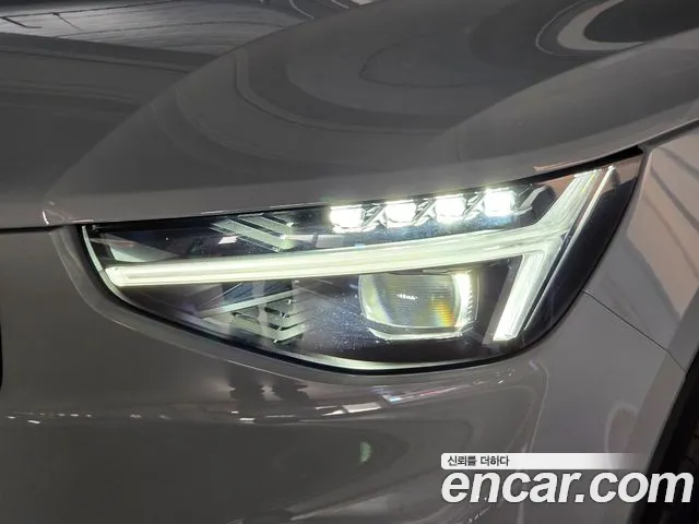 Volvo XC40 — Фото автомобиля 18