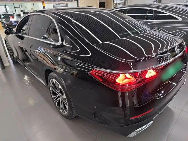 Mercedes-Benz E-Class — Фото автомобиля 4