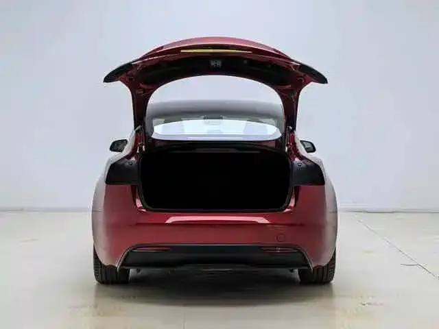 Tesla Model 3 — Фото автомобиля 10