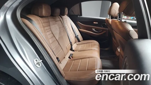 Mercedes-Benz E-Class — Фото автомобиля 12