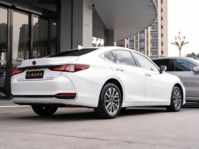 Lexus ES — Фото автомобиля 3