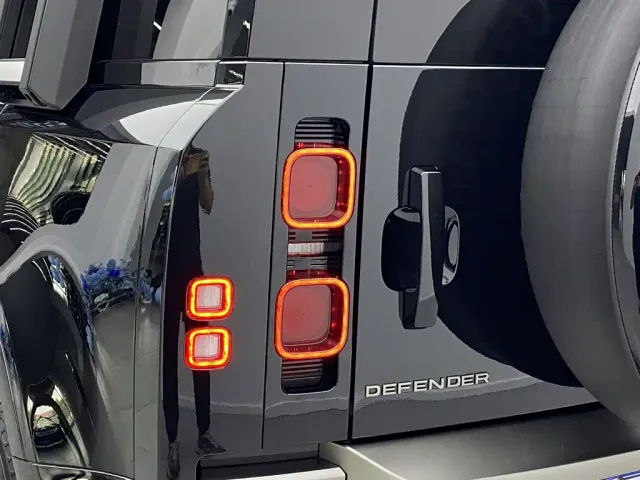 Land Rover Defender — Фото автомобиля 6