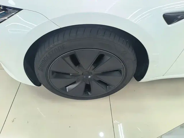 Tesla Model 3 — Фото автомобиля 22