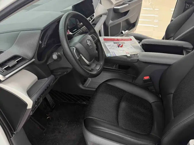 Toyota Sienna — Фото автомобиля 9