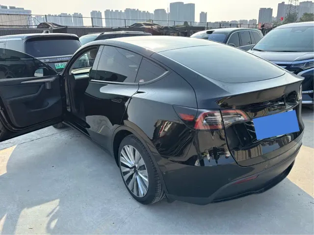 Tesla Model Y — Фото автомобиля 11