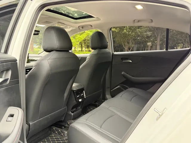 Roewe i5 — Фото автомобиля 9