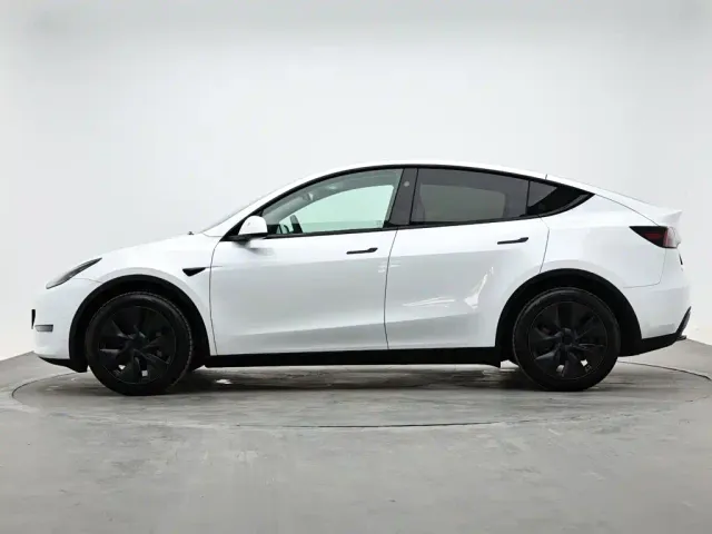 Tesla Model Y — Фото автомобиля 6