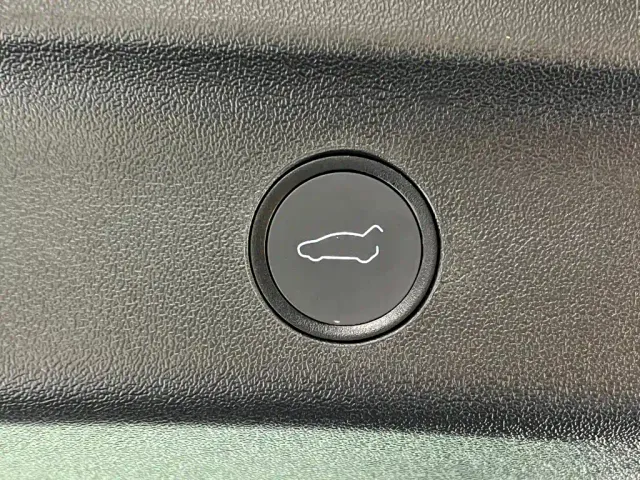 Tesla Model Y — Фото автомобиля 12