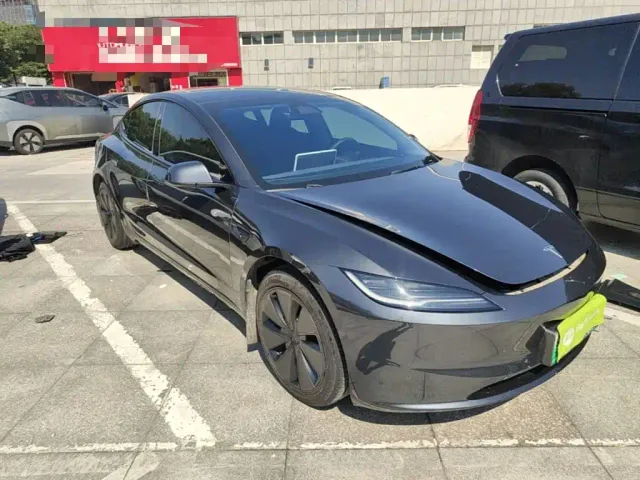 Tesla Model 3 — Фото автомобиля 3