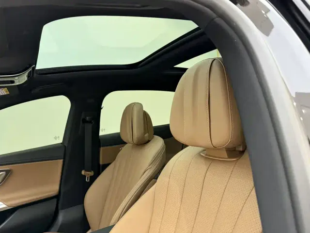 Mercedes-Benz E-Class — Фото автомобиля 20