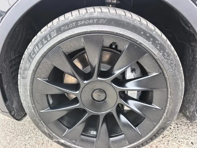 Tesla Model Y — Фото автомобиля 15